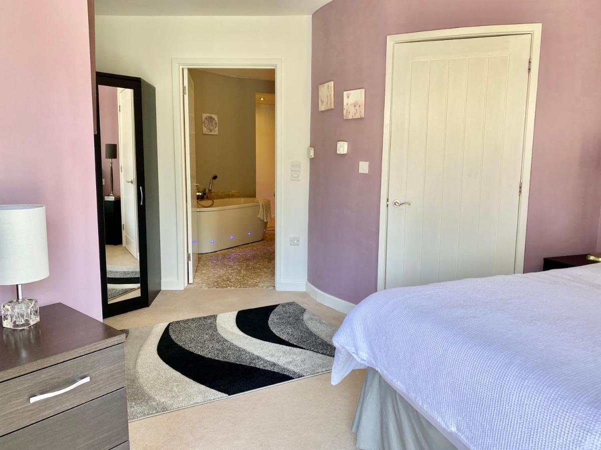 One Of The Best Properties In Lyme! Breathtaking Views Across The Whole Bay. 3 Stories With 2 Tier Veranda Around The Property. Sleeps 6 ليم ريجيس المظهر الخارجي الصورة