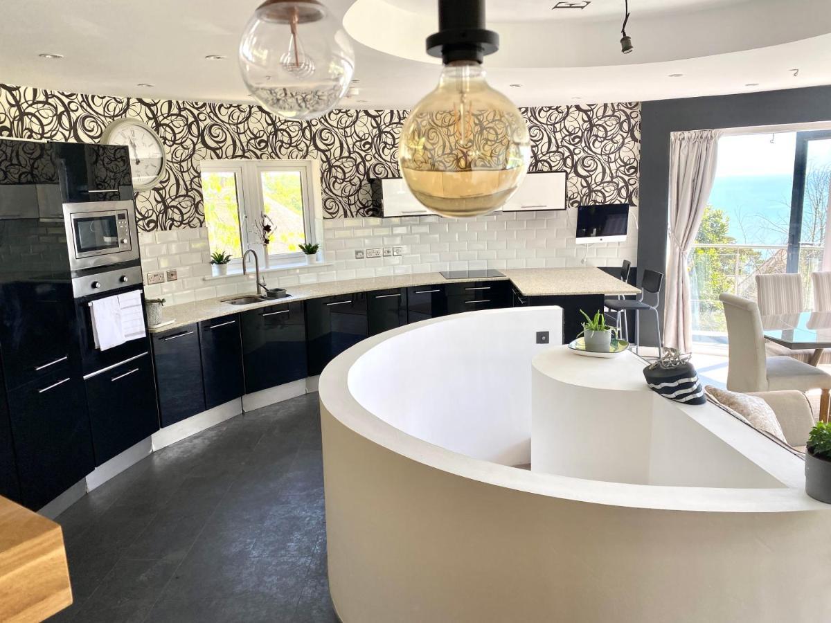 One Of The Best Properties In Lyme! Breathtaking Views Across The Whole Bay. 3 Stories With 2 Tier Veranda Around The Property. Sleeps 6 ليم ريجيس المظهر الخارجي الصورة