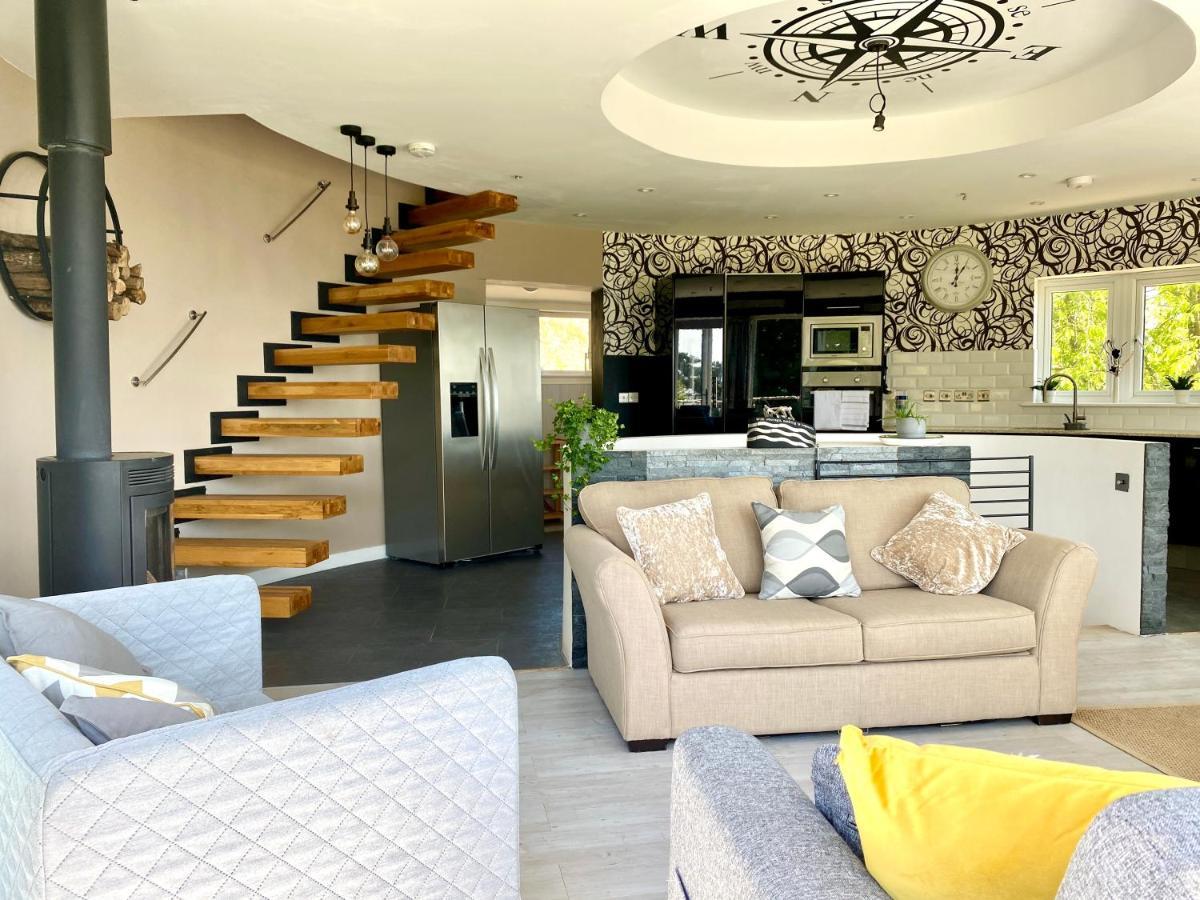 One Of The Best Properties In Lyme! Breathtaking Views Across The Whole Bay. 3 Stories With 2 Tier Veranda Around The Property. Sleeps 6 ليم ريجيس المظهر الخارجي الصورة