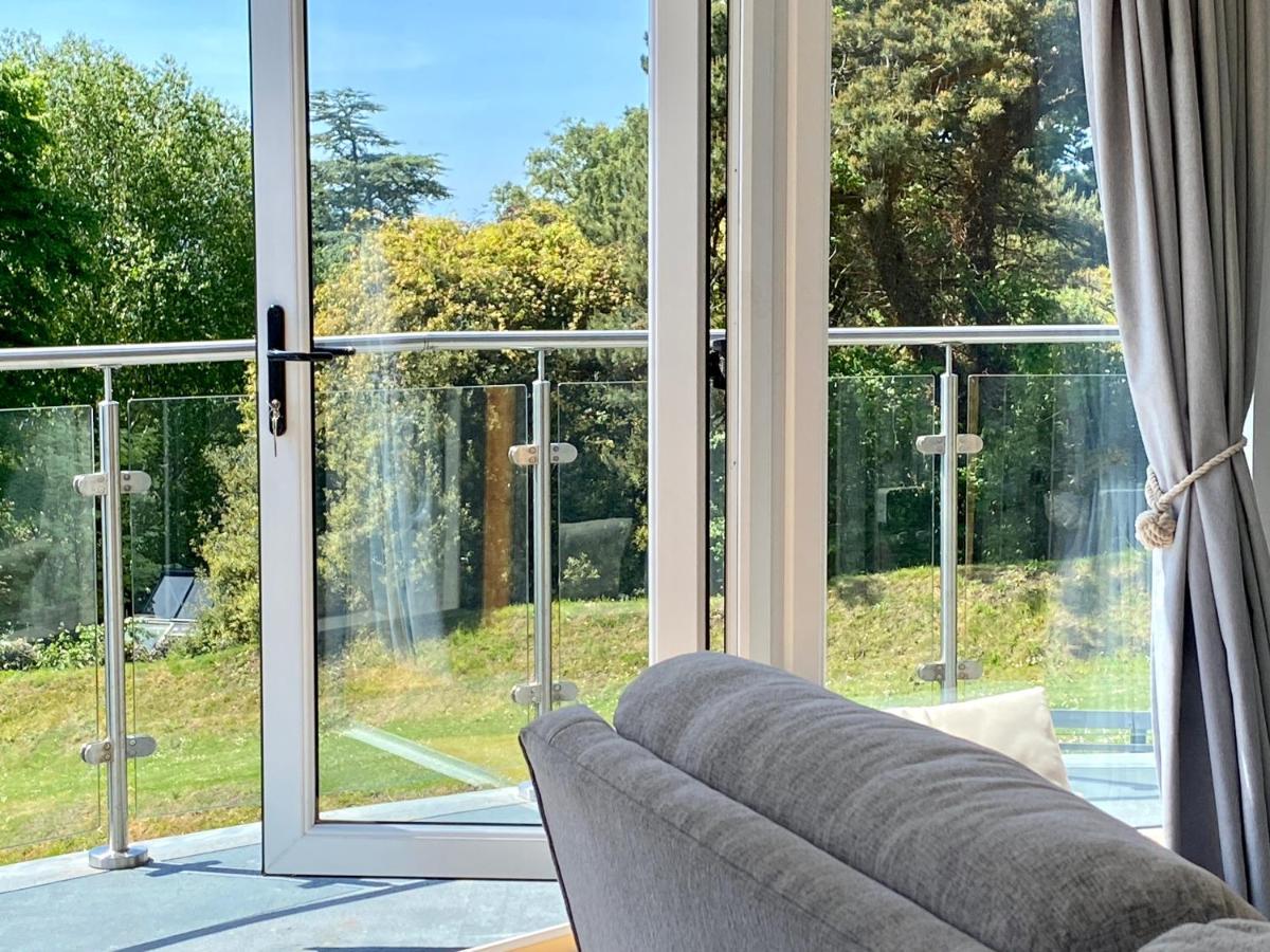 One Of The Best Properties In Lyme! Breathtaking Views Across The Whole Bay. 3 Stories With 2 Tier Veranda Around The Property. Sleeps 6 ليم ريجيس المظهر الخارجي الصورة