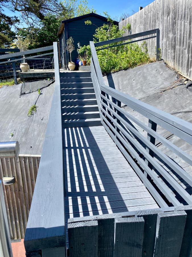 One Of The Best Properties In Lyme! Breathtaking Views Across The Whole Bay. 3 Stories With 2 Tier Veranda Around The Property. Sleeps 6 ليم ريجيس المظهر الخارجي الصورة